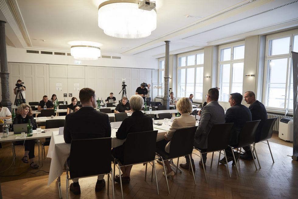 LCH - SER Medienkonferenz 2022 Die Silhouetten Verbandsvertreterinnen und -vertreter sitzen vor den verammelten Medien.